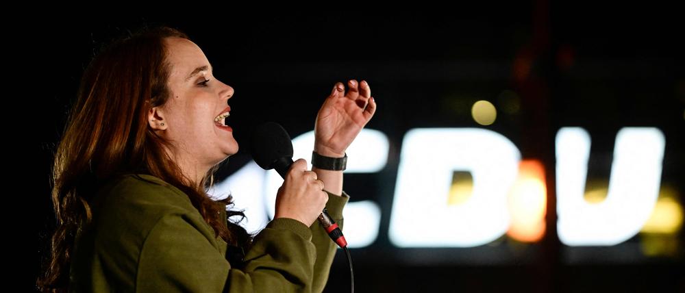 Abwägende Worte, aber auch demonstrativer Protest vor der Parteizentrale des politischen Gegners: Die Grünen-Politikerin Ricarda Lang in der „Stadtbild“-Debatte.