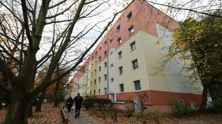 400 Wohnungen will die Genossenschaft Karl Marx in Potsdam verkaufen. Unter den Bewohnern herrscht Unsicherheit.