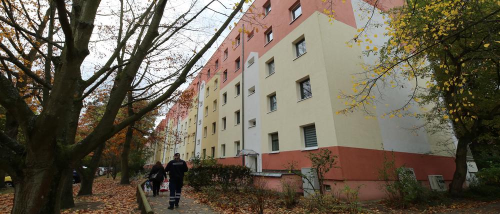 400 Wohnungen will die Genossenschaft Karl Marx in Potsdam verkaufen. Unter den Bewohnern herrscht Unsicherheit.