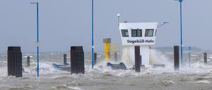 Das Wasser der Nordsee überschwemmt bei einer Sturmflut den Fähranleger in Dagebüll.