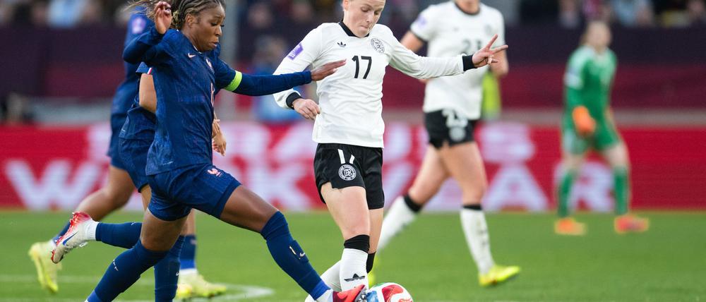 Überzeugte den Bundestrainer: Franziska Kett (r) vom FC Bayern.