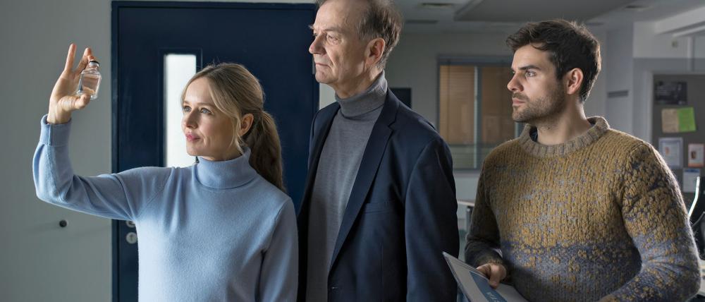 Die Kommissare Linett Wachow (Stefanie Stappenbeck, l-r), Reddemann (Arnfried Lerche) und Nils Makowski (Lucas Reiber) begutachten ein Fläschchen mit einem "Wundermittel".