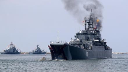 Das russische Landungsschiff „Aleksandr Shabalin“ ist bei einem Manöver Ende Juli 2019 zu sehen.