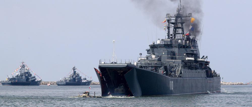 Das russische Landungsschiff „Aleksandr Shabalin“ ist bei einem Manöver Ende Juli 2019 zu sehen.