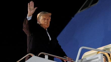 US-Präsident Donald Trump steigt an Bord der Air Force One., um nach Asien zu fliegen.