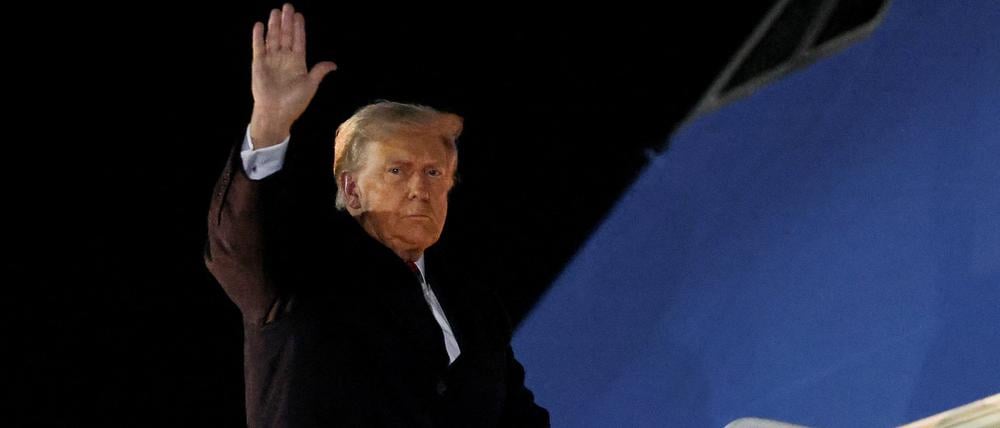 US-Präsident Donald Trump steigt an Bord der Air Force One., um nach Asien zu fliegen.