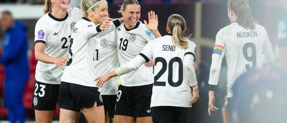 Deutsche Jubeltraube: Auch dank Camilla Küver (l) blieb die DFB-Elf ohne Gegentor.