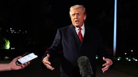 US-Präsident Donald Trump spricht kurz vor seinem Abflug nach Asien zu Journalisten.