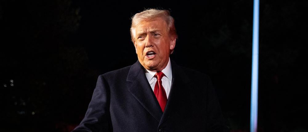 US-Präsident Donald Trump spricht kurz vor seinem Abflug nach Asien zu Journalisten.