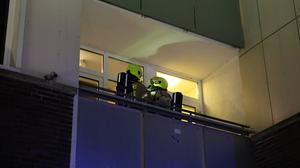 Die Berliner Feuerwehr wurde am frühen Samstagmorgen in die Seefelder Straße zu einem Brand in einem Hochhaus alarmiert.