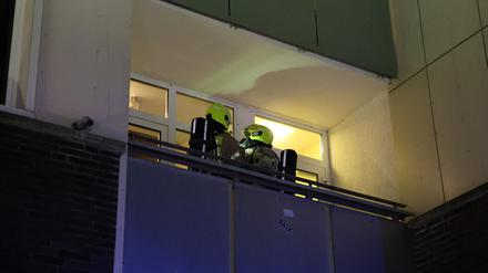 Die Berliner Feuerwehr wurde am frühen Samstagmorgen in die Seefelder Straße zu einem Brand in einem Hochhaus alarmiert.