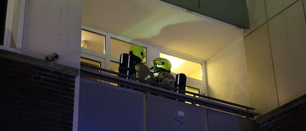 Die Berliner Feuerwehr wurde am frühen Samstagmorgen in die Seefelder Straße zu einem Brand in einem Hochhaus alarmiert.