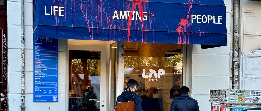 Nach mehreren Farbattacken auf Filialen der Kaffeekette LAP Coffee sind Mitarbeitende mit der Reinigung beschäftigt.