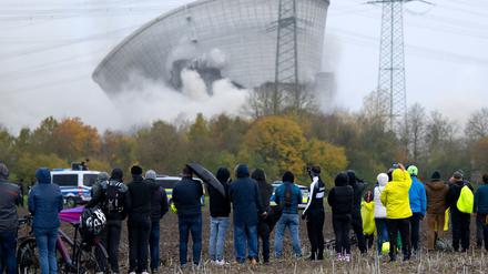 Der zweite Kühlturm des stillgelegten Kernkraftwerkes Gundremmingen stürzt nach der Sprengung zusammen