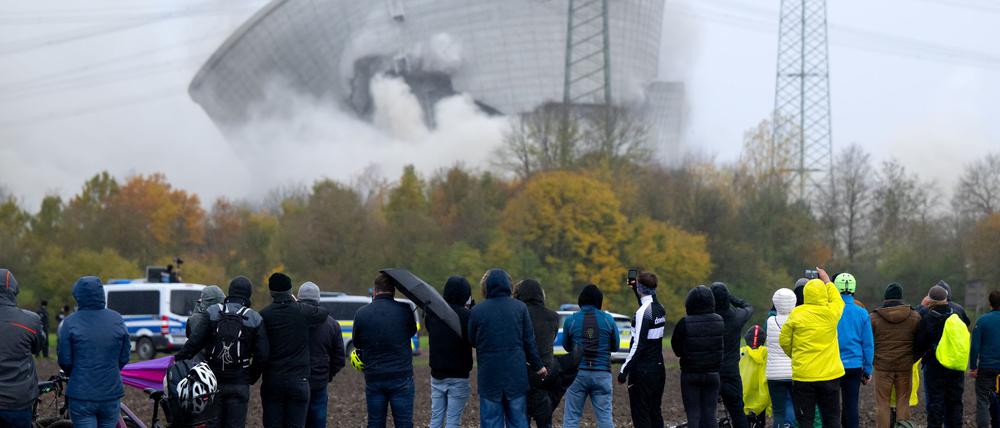 Der zweite Kühlturm des stillgelegten Kernkraftwerkes Gundremmingen stürzt nach der Sprengung zusammen