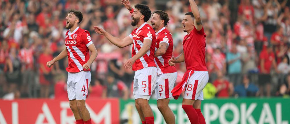 Cottbus schafft den vorübergehenden Sprung auf den ersten Platz.