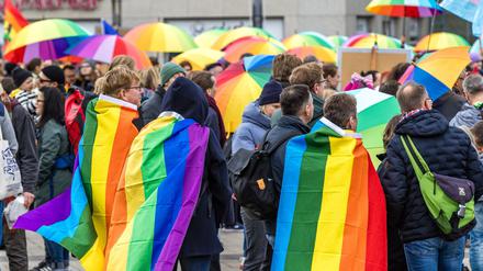 Menschen nehmen an der Demonstration zum 17. Christopher Street Day für Cottbus und die Niederlausitz unter dem Motto «Vereint in Frieden und Vielfalt» teil.