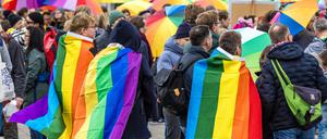 Menschen nehmen an der Demonstration zum 17. Christopher Street Day für Cottbus und die Niederlausitz unter dem Motto «Vereint in Frieden und Vielfalt» teil.