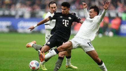 Jens Castrop steigt gegen Luis Diaz überhart ein.
