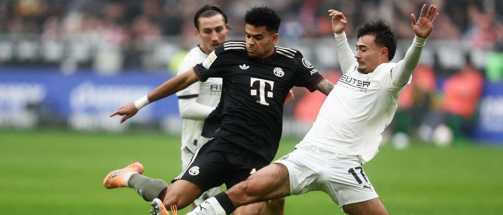 Jens Castrop steigt gegen Luis Diaz überhart ein.