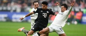 Jens Castrop steigt gegen Luis Diaz überhart ein.