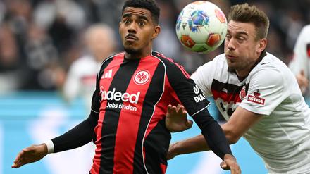 Lieferten sich ein umkämpftes Duell: Eintracht Frankfurt um Ansgar Knauff (l) und der FC St. Pauli um Hauke Wahl (r).