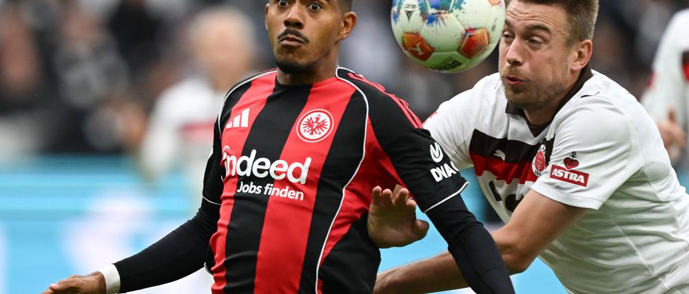 Lieferten sich ein umkämpftes Duell: Eintracht Frankfurt um Ansgar Knauff (l) und der FC St. Pauli um Hauke Wahl (r).
