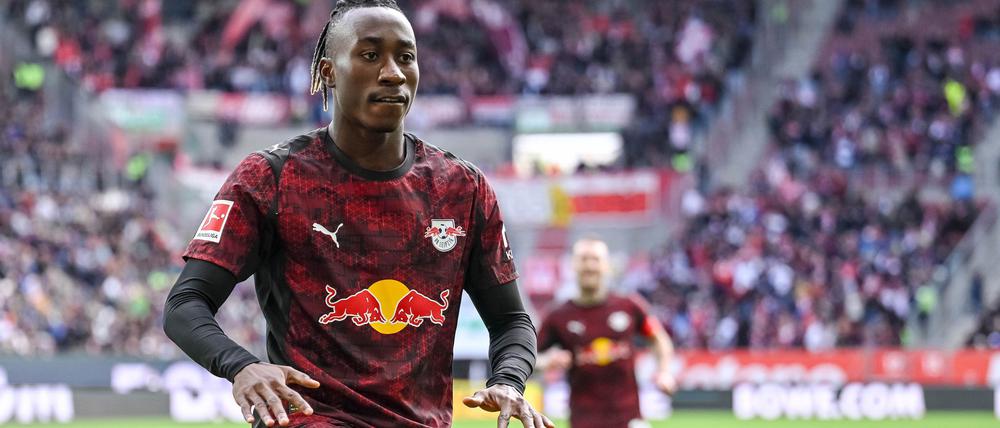 Der 18-jährige Yan Diamonde jubelt nach seinem ersten Bundesliga-Tor.