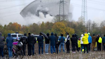 Der zweite Kühlturm des stillgelegten Kernkraftwerkes Gundremmingen stürzt nach der Sprengung zusammen.