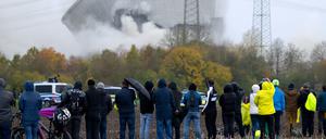 Der zweite Kühlturm des stillgelegten Kernkraftwerkes Gundremmingen stürzt nach der Sprengung zusammen. 