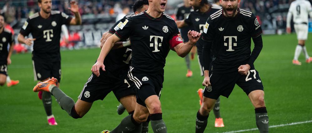 Josuha Kimmich (M) brachte den FC Bayern in Führung.
