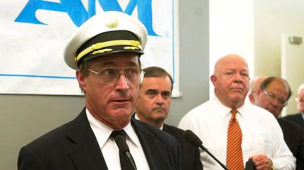 Bildnummer: 51629132  Datum: 06.06.2000  Copyright: imago/UPI Photo
V.l.n.r.: Tim Mellon (USA/CEO Pan American Airlines), Jerry Costello (USA/Kongressabgeordneter Illinois) und David Fink (USA/Präsident Pan American Airlines) während einer Pressekonferenz am MidAmerica Airport in St. Louis.