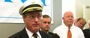 Bildnummer: 51629132 Datum: 06.06.2000 Copyright: imago/UPI Photo
V.l.n.r.: Tim Mellon (USA/CEO Pan American Airlines), Jerry Costello (USA/Kongressabgeordneter Illinois) und David Fink (USA/Präsident Pan American Airlines) während einer Pressekonferenz am MidAmerica Airport in St. Louis.