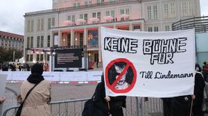 Aktivisten halten auf dem Augustusplatz ein Transparent mit dem Schriftzug «Keine Bühne für Till Lindemann». Sie protestieren damit gegen die Teilnahme des Sängers der Band Rammstein beim Leipziger Opernball.