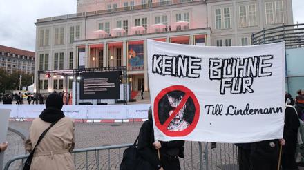 Aktivisten halten auf dem Augustusplatz ein Transparent mit dem Schriftzug «Keine Bühne für Till Lindemann». Sie protestieren damit gegen die Teilnahme des Sängers der Band Rammstein beim Leipziger Opernball.