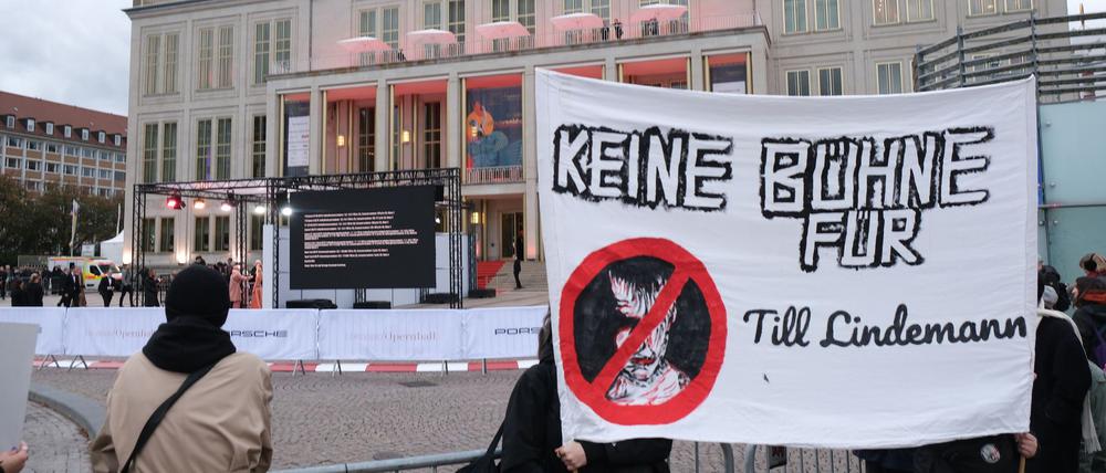 Aktivisten halten auf dem Augustusplatz ein Transparent mit dem Schriftzug «Keine Bühne für Till Lindemann». Sie protestieren damit gegen die Teilnahme des Sängers der Band Rammstein beim Leipziger Opernball.