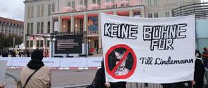  Aktivisten halten auf dem Augustusplatz ein Transparent mit dem Schriftzug «Keine Bühne für Till Lindemann». Sie protestieren damit gegen die Teilnahme des Sängers der Band Rammstein beim Leipziger Opernball. 