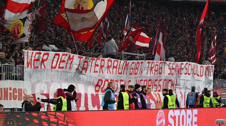 Bayern-Fans entrollten beim Duell gegen Dortmund ein Transparent gegen Ex-Profi Jérôme Boateng.