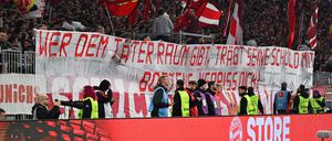 Bayern-Fans entrollten beim Duell gegen Dortmund ein Transparent gegen Ex-Profi Jérôme Boateng.