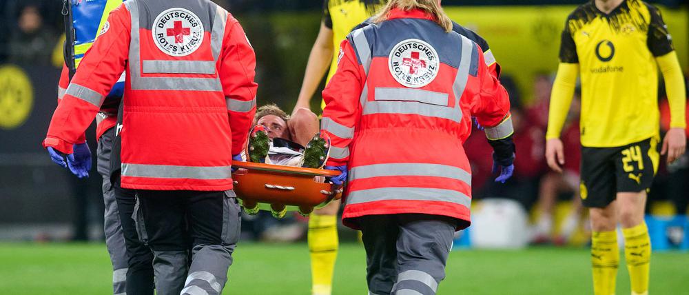 Timo Hübers wird nach seiner schweren Knieverletzung vom Platz getragen.