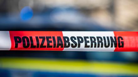Ein Absperrband mit der Aufschrift „Polizeiabsperrung“ (Symbolbild).