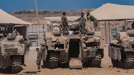 Soldaten der israelischen Verteidigungskräfte (IDF) stehen an der Grenze zum Gazastreifen auf Panzern.