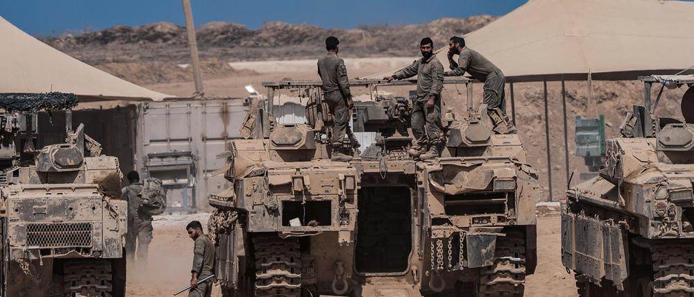 Soldaten der israelischen Verteidigungskräfte (IDF) stehen an der Grenze zum Gazastreifen auf Panzern.