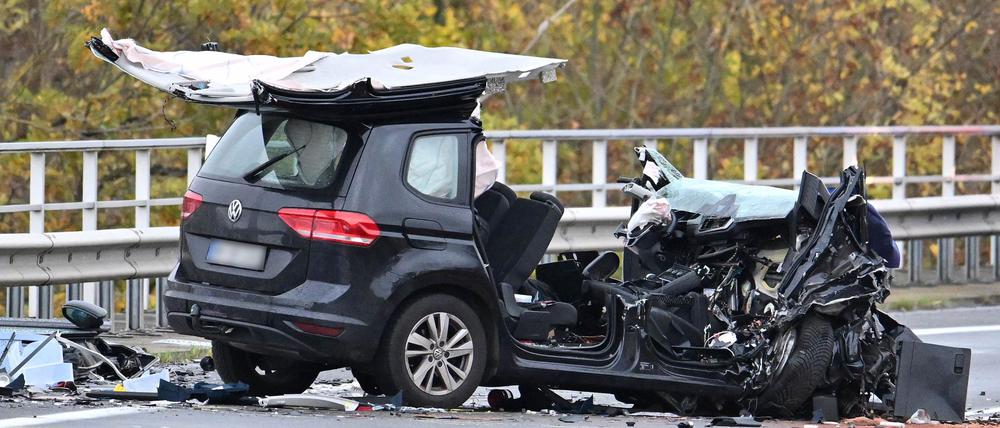 Der schwarze Pkw wurde völlig zerstört. Das Dach des Wagens ist größtenteils abgerissen.