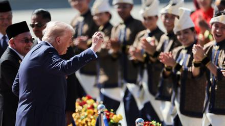 Trump präsentiert eine Tanzeinlage bei seiner Landung.