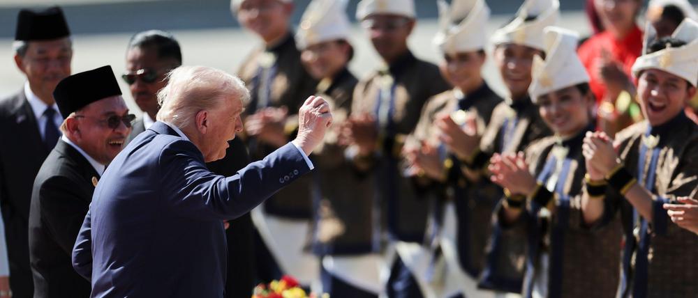 Trump präsentiert eine Tanzeinlage bei seiner Landung.