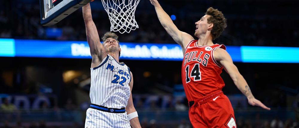 Franz Wagner (l) kann die Niederlage der Orlando Magic gegen Chicago nicht verhindern.