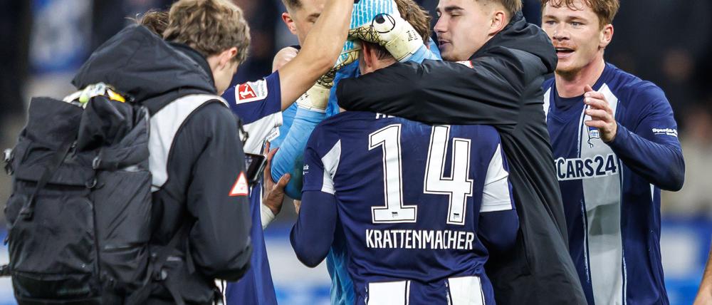 Maurice Krattenmacher wird von seinen Mitspielern geherzt.