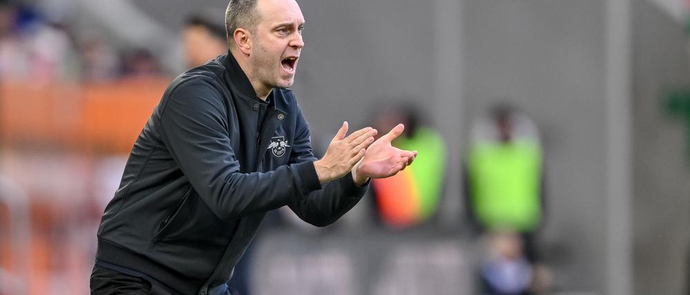 Ole Werner treibt seine Mannschaft in Augsburg an.