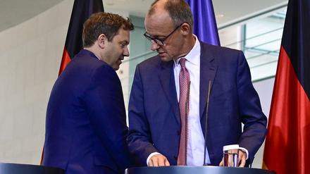 Kanzler Friedrich Merz (CDU) und sein Vize, Finanzminister Lars Klingbeil (SPD) verlassen eine Pressekonferenz.